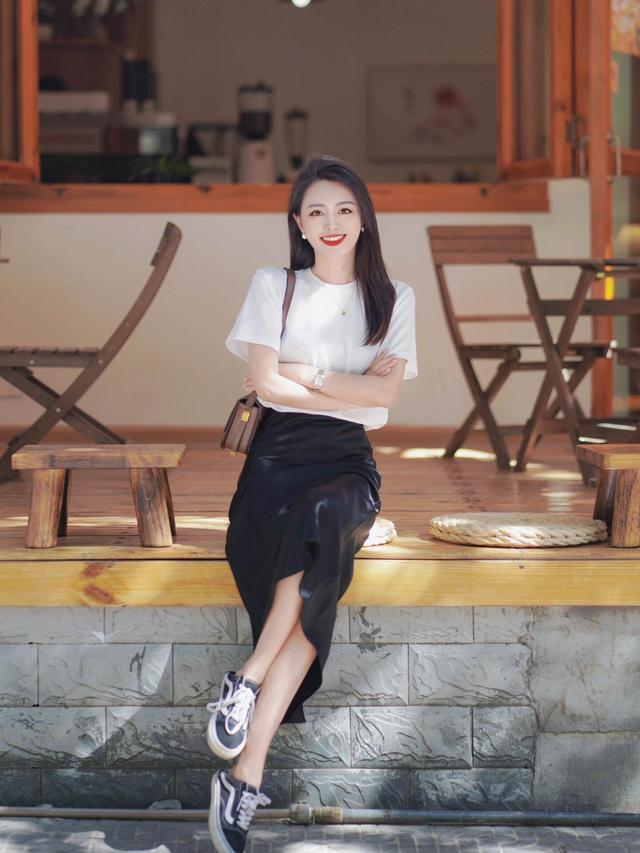 黑色裙子配什么上衣？四个公式让你穿出时尚感