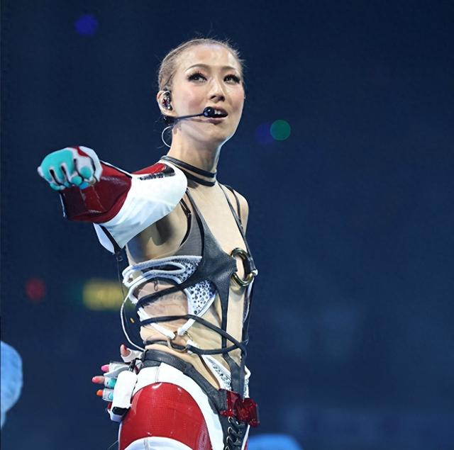 郑秀文演唱会惹争议，服饰夸张肌肉暴起，网友：这身材不怪许志安