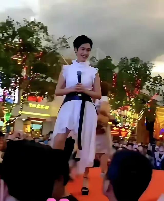 王祖贤罕晒新照!祝大家圣诞新年快乐,模样大变,网友:医美失败