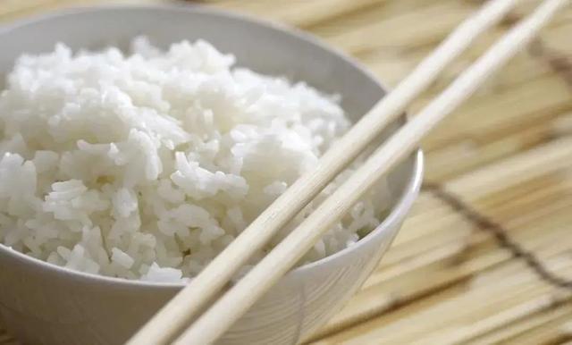 50岁女子，每天光吃菜不吃米饭，一年后身体发生了什么变化？