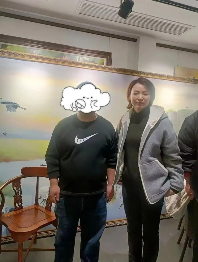 51岁董卿和儿子现身南通！素颜与网友合照，发际线与法令纹明显