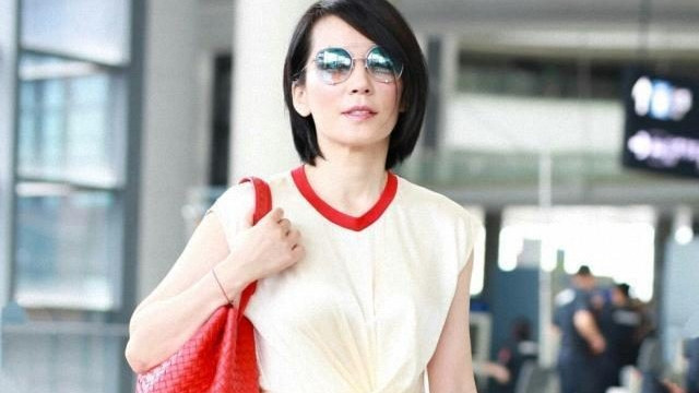 俞飞鸿剪了短发后气质更高级！穿短上衣+喇叭裤，53岁美出新高度