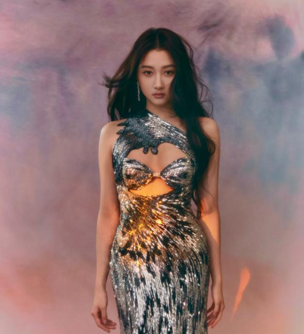 关晓彤颜值强势回归 银色长裙如月光般柔和 尽显高贵与优雅