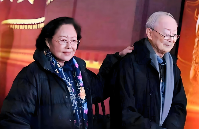 74岁斯琴高娃近况：瑞士老公已去世，她垂垂老矣，如今回国内生活