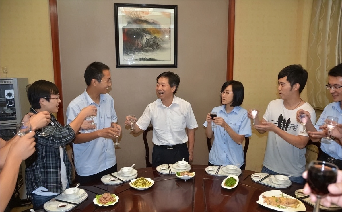 公司聚餐让实习生倒酒，00后：我不喝酒，请把13天的加班费给结清