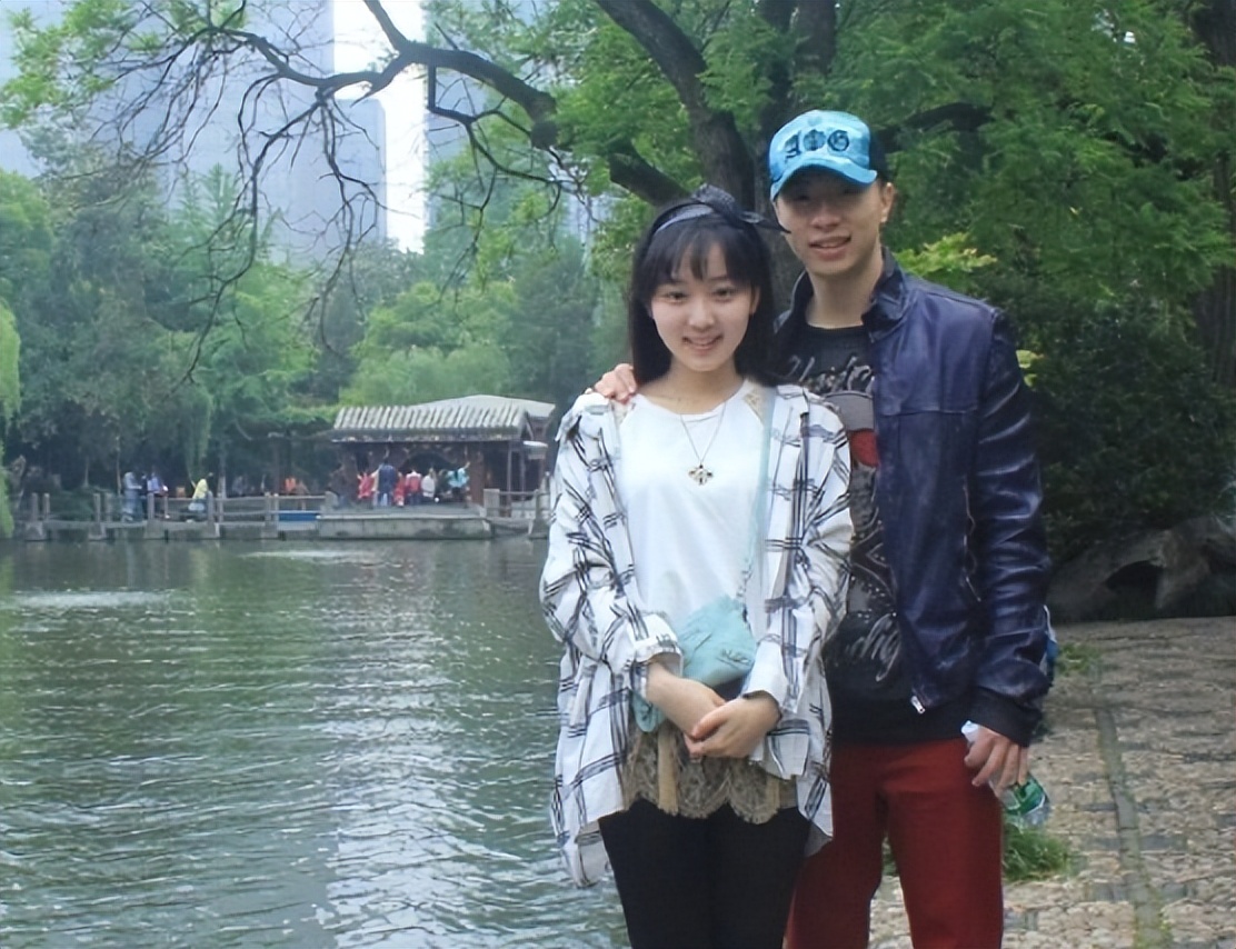 马龙一家四口首现身比赛，校花妻子美貌依旧，两个儿子乖巧可爱