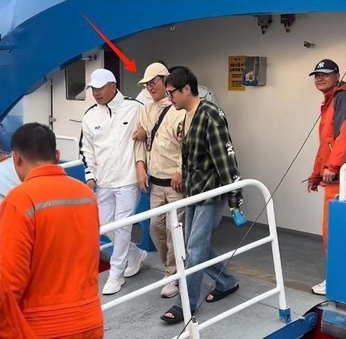 沈腾一家近况曝光!爸妈腿脚不利索被搀扶,王琦暴瘦与老公无交流