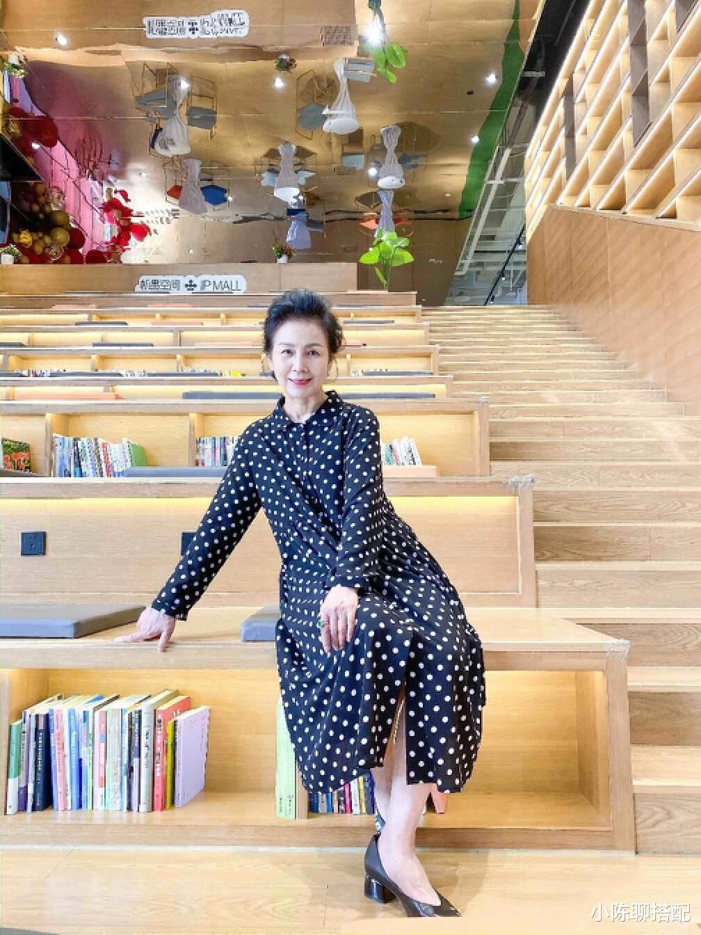 为什么我劝中年女人:穿裙子不要乱披发?看了这几组对比就懂了