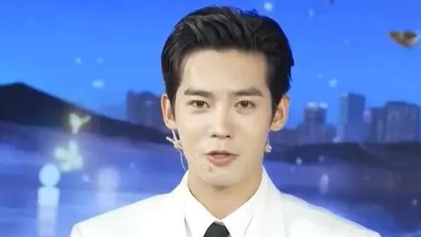 央视删除于适中秋晚会宣传！私生活争议太多影响大，或成风险艺人