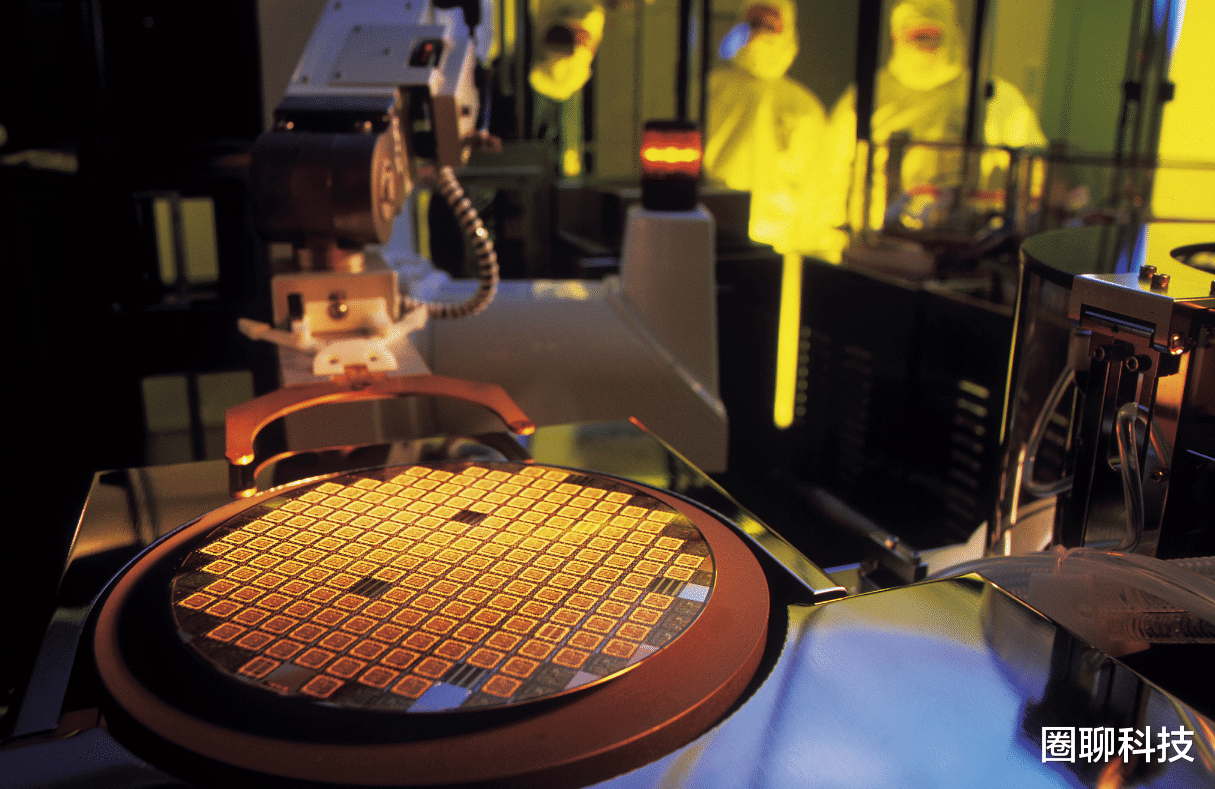 原定方案已失效,美国无奈官宣:依靠ASML无法管控中国芯片!