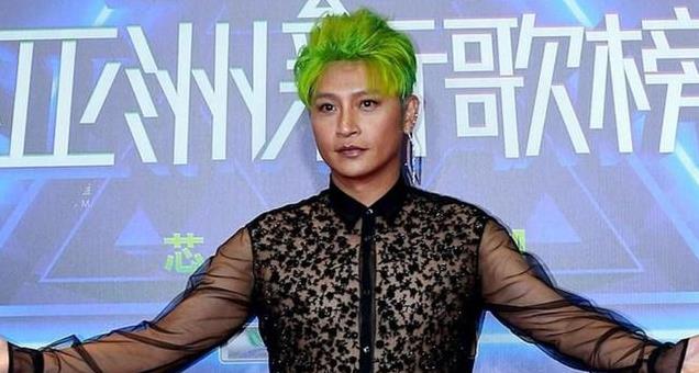 过气明星的卑微：街头求抱、成老赖、给网红打工，满地心酸