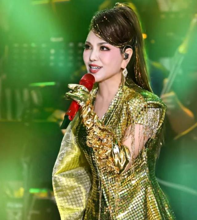 她靠“冒牌”出道走红,成为央视宠儿,被揭穿真面目后现状惊人