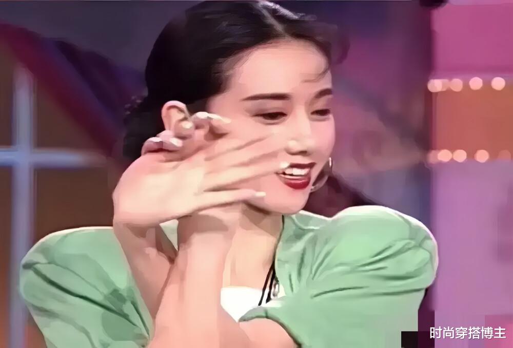 杨丽萍仙气全无,指甲也剪了,常年吃花瓣水,今65岁拄拐杖出行!