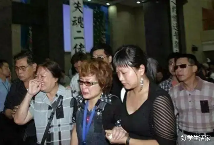 广州演员陈坚雄去世两年,妻子黄敏做网红养家,网友纷纷劝她再婚