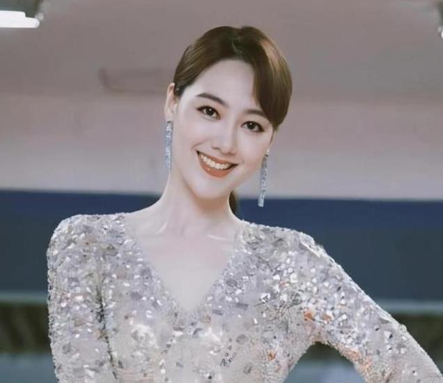 初婚刚官宣孩子满地跑?41岁王冠回应,老搭档小尼一句话说对了