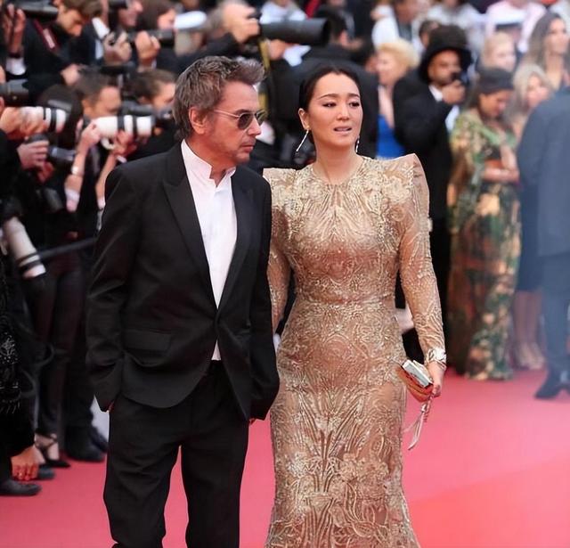 58岁巩俐受总统邀约出席国宴,外媒生图卡粉尽显老态,被苏菲秒杀