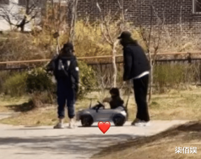 孙艺珍玄彬带儿子现身咖啡厅,路人曝光甜豆长相,大眼睛像个女孩