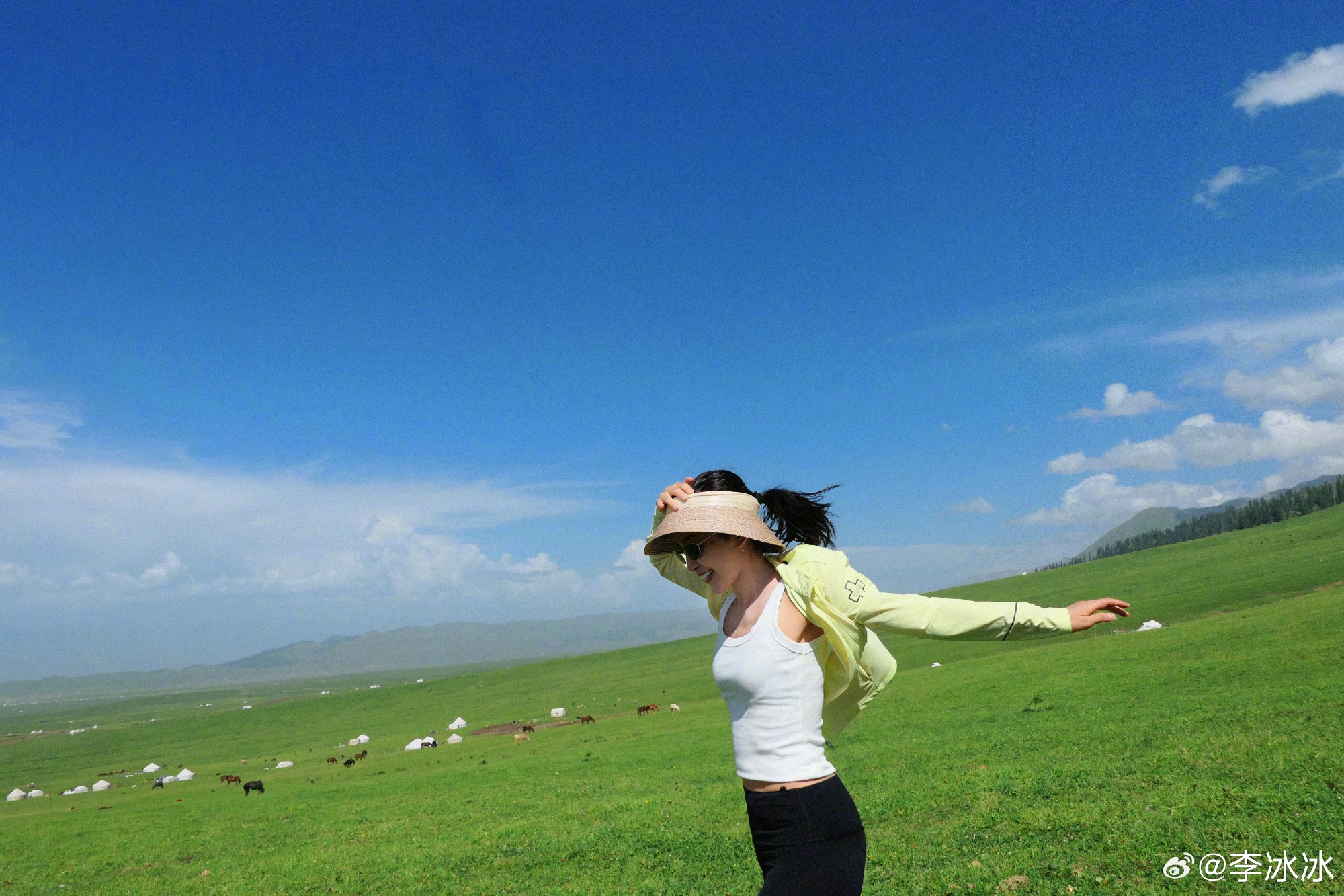 李冰冰带父母到新疆自驾游,51岁仍是单身,70多岁妈妈已白发苍苍