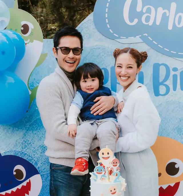郑嘉颖携小娇妻为小儿子庆祝两岁生日,一家五口同框温馨又幸福