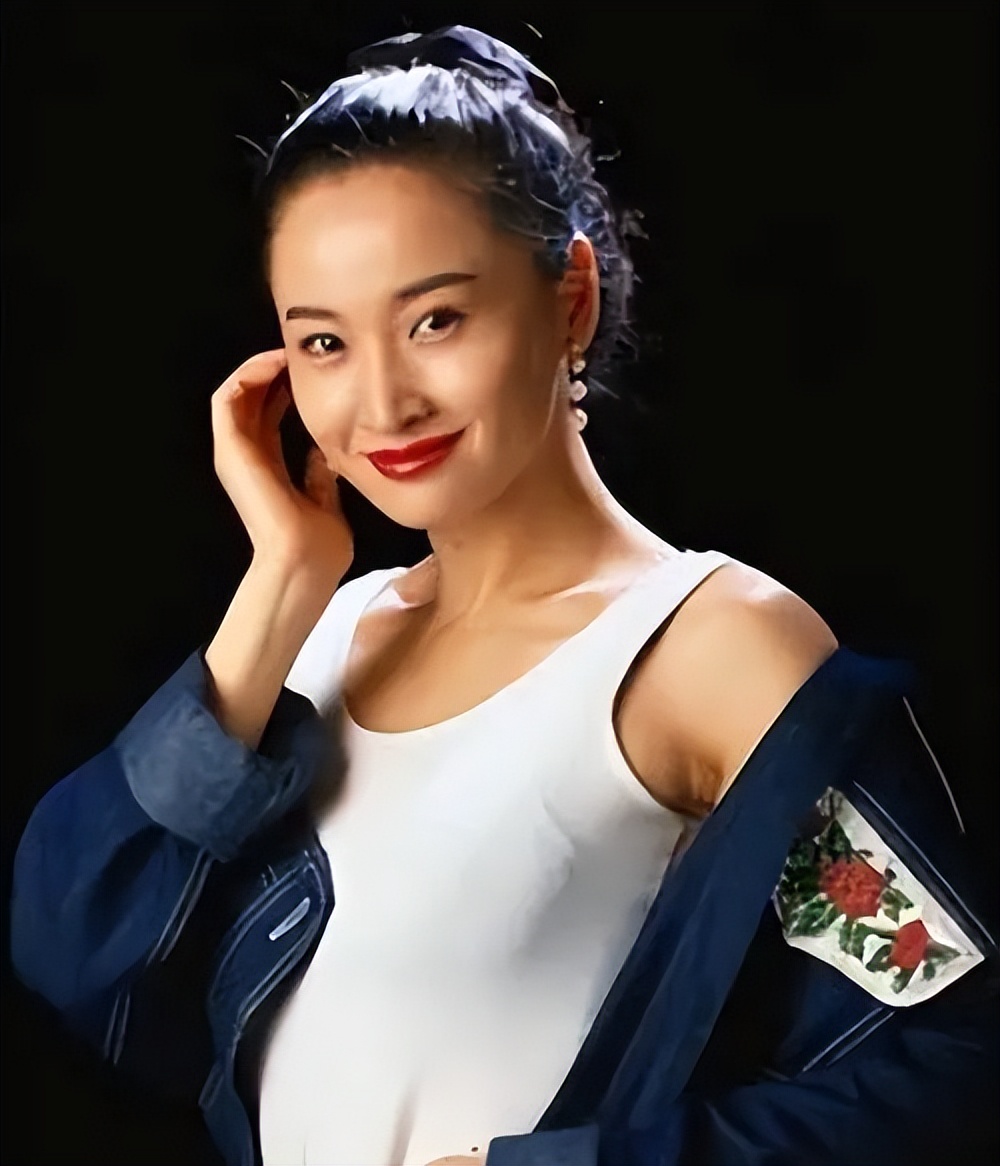 香港第一情妇:她曾是张艺谋白月光,被黑道打掉子宫,现如何了