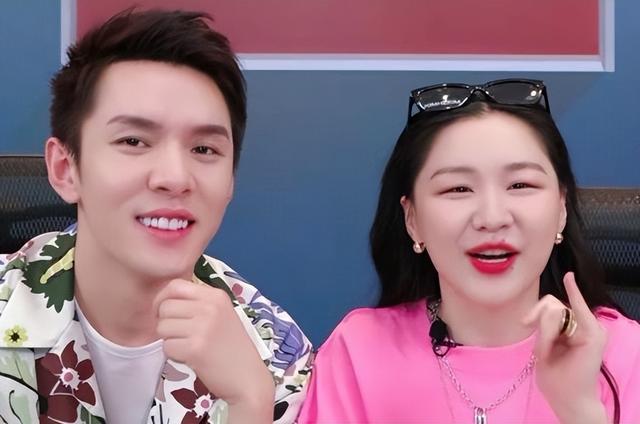 金靖怀孕后独自亮相机场，素颜打扮显孕相，大摇大摆丝毫不矫情！