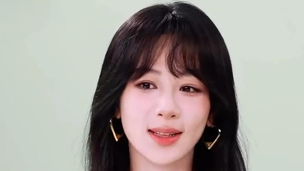 杨紫参加直播活动，美颜滤镜太强认不出，近期生图脸部状态不自然