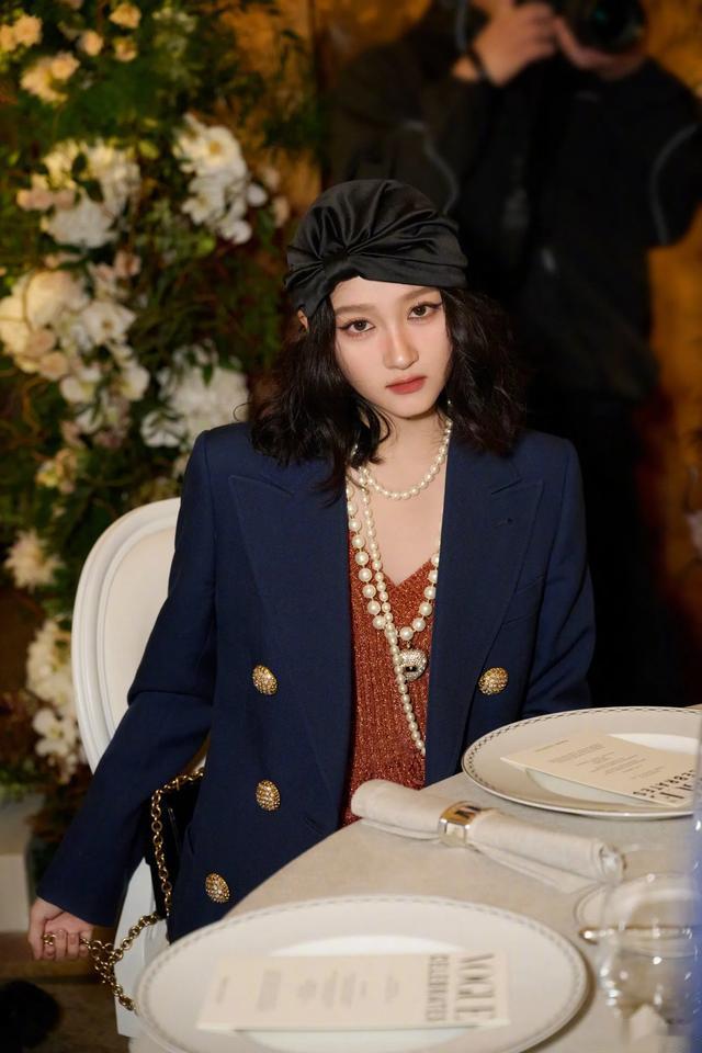 关晓彤国庆节分享巴黎聚会合照，尝试新造型，蓝色袜子太抢镜