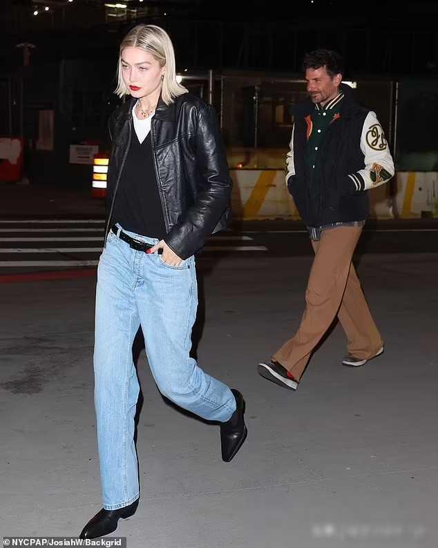 超模吉吉和大21岁库伯恋情升温,纽约餐厅约会,看男友眼神拉丝