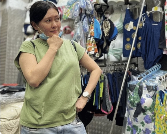 56岁李丽珍终究是老了！虽然脸上皱纹明显，可用皂后又白又嫩