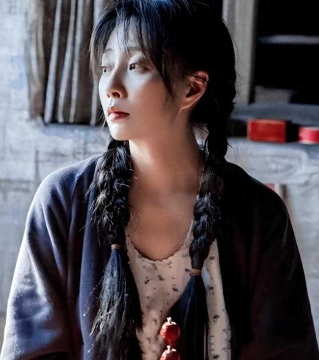 她是演员中的女富豪,多辆豪车轮流开,如今45岁却活得像20岁