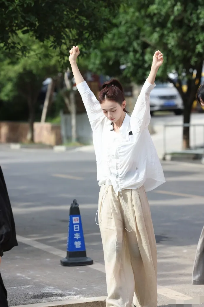 吴谨言密室大逃脱路透被赞松弛感满满！白衬衫高马尾，元气大学生