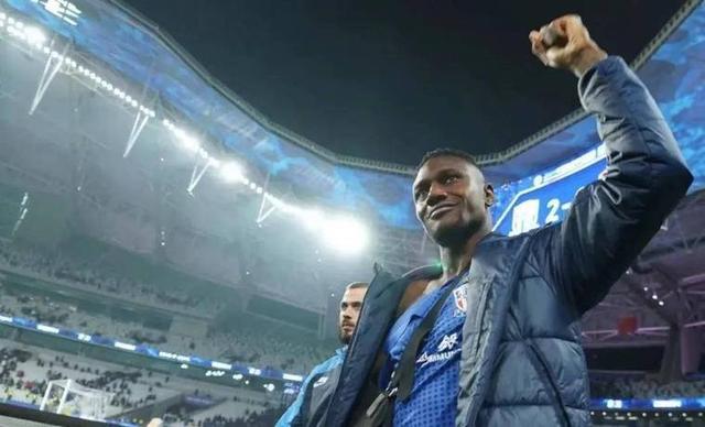 申花连夜搭乘班机回沪,斯卢茨基与演员万茜邻座