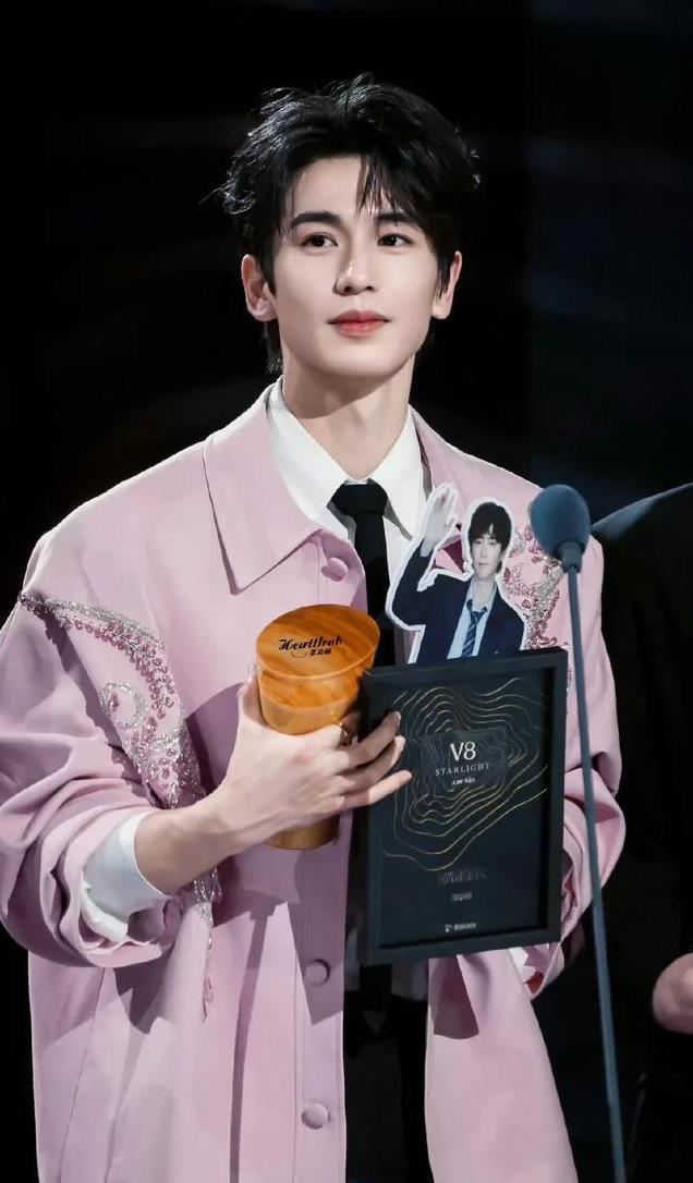 平心而论,内娱真正的绝色美男只有12位,他们酷帅雅痞,清新性感