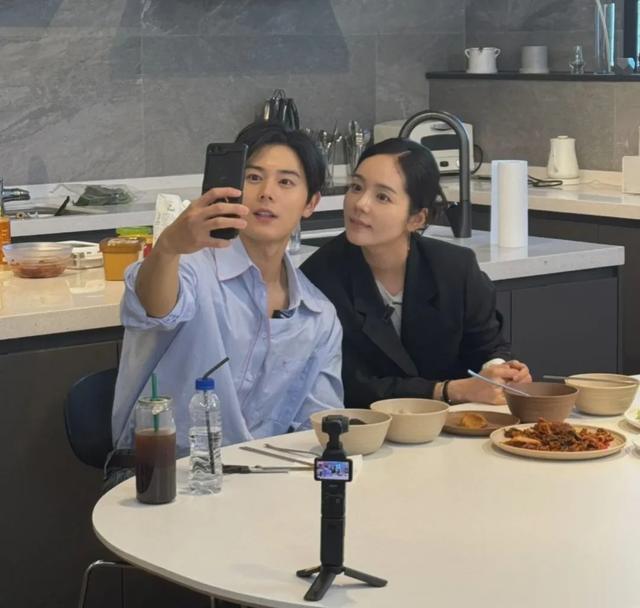 42岁韩佳人和32岁金桐俊同框，俩人撞脸程度，老公延政勋直接懵圈