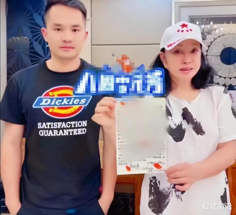 刘晓庆与小男友合照曝光!穿情侣装似同龄人,爱情让人容光焕发