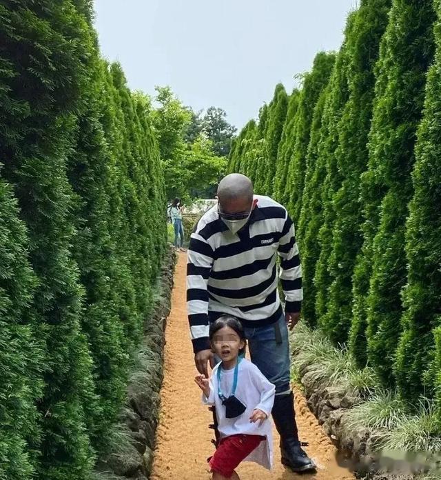 网爆具俊晔带小女孩游玩,两人长相相似度高,引网友热议