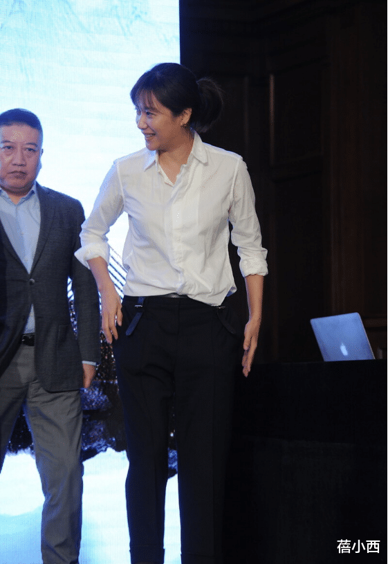 徐静蕾带火了一种衬衫穿搭：配半身裙、小黑裤、短裤，高级又洋气