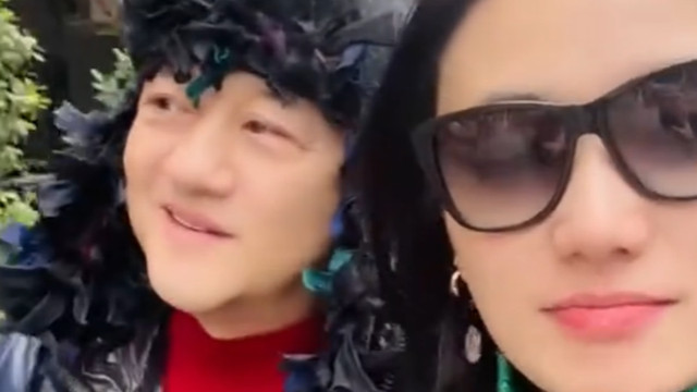 李亚鹏婚后首陪老婆回娘家过年，路边摊吃粉，头上“乞丐帽”抢镜