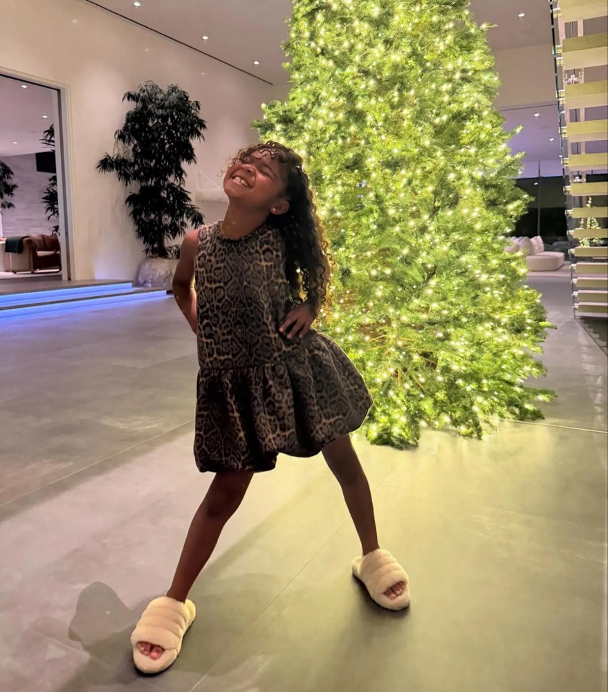 卡戴珊家族感恩节大聚会,妈妈克里斯换发型惊艳全场