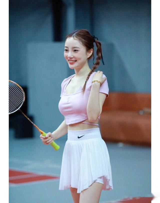 42岁李小璐山顶拍摄被偶遇,个子好矮像1米5,浓妆艳抹愁眉苦脸