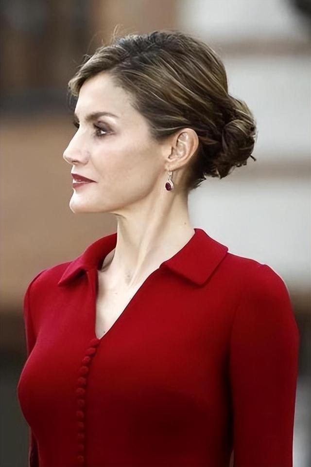 莱蒂齐亚王后馋蛋糕,拿刀叉去取被国王当众制止,打脸都是摆明面