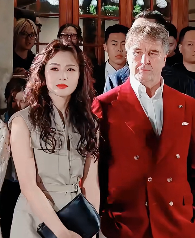 明星云集BC晚宴,刘涛全程紧挨大佬稳居C位,章子怡表情耐人寻味