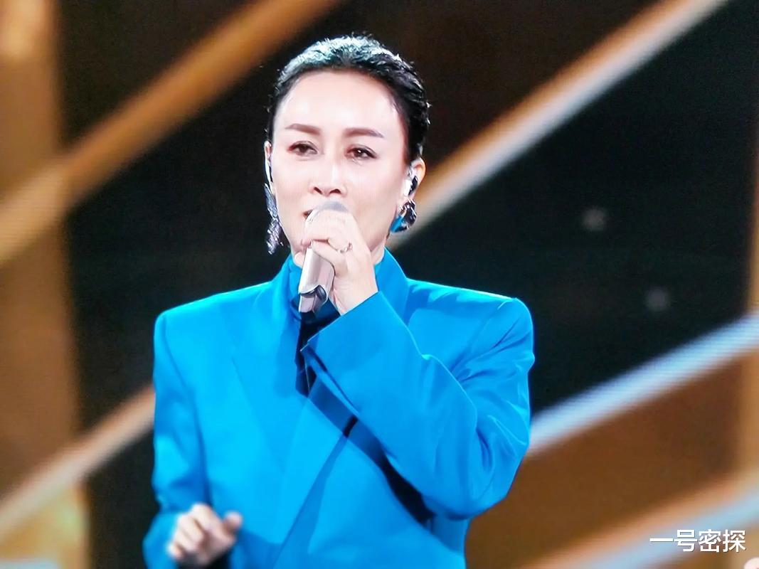 何炅含泪曝光那英病情,在评论区,我看到了人性的丑陋