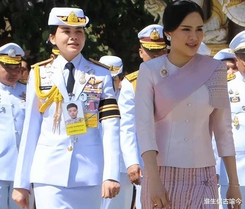 72岁泰王给玉佛换衣体力不支，苏提达全程陪伴，不惧两位后宫新人