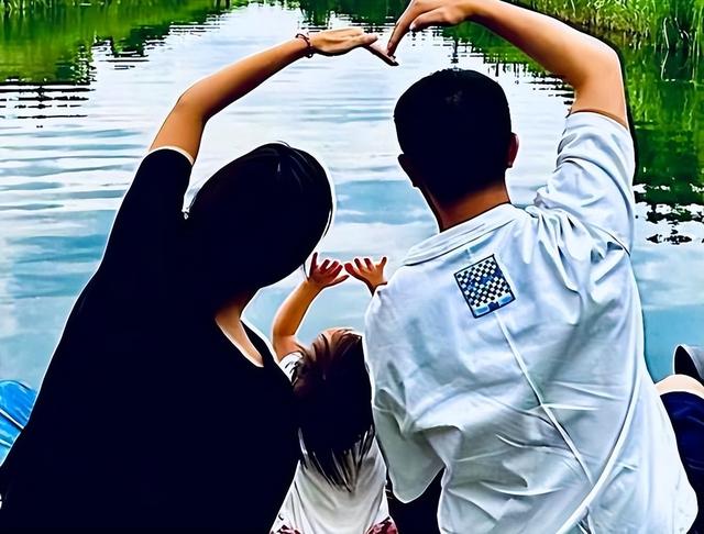 韩庚带卢靖姗回东北老家过年,逛超市买路边摊不戴口罩,超接地气