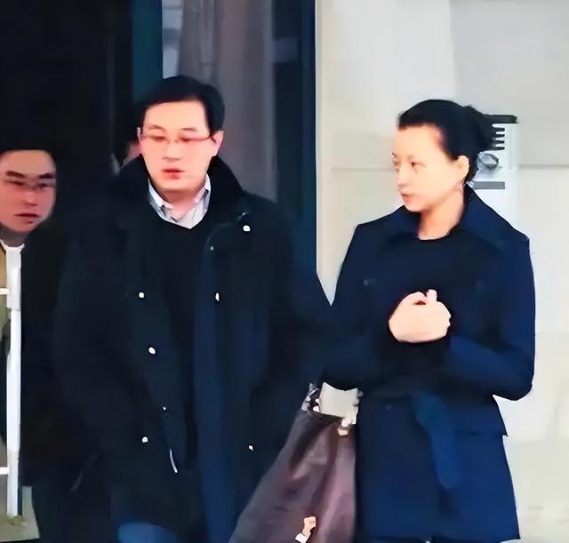 51岁董卿和儿子现身南通！素颜与网友合照，发际线与法令纹明显