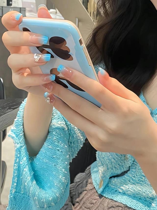 2024年最火美甲色彩：蓝色美甲，让你的指尖如天空般明朗！