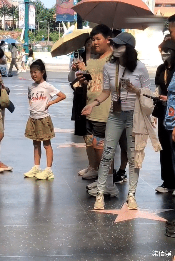 章子怡大热天带儿女游玩,挤人群中帮儿子拍照,醒醒长成女版汪峰