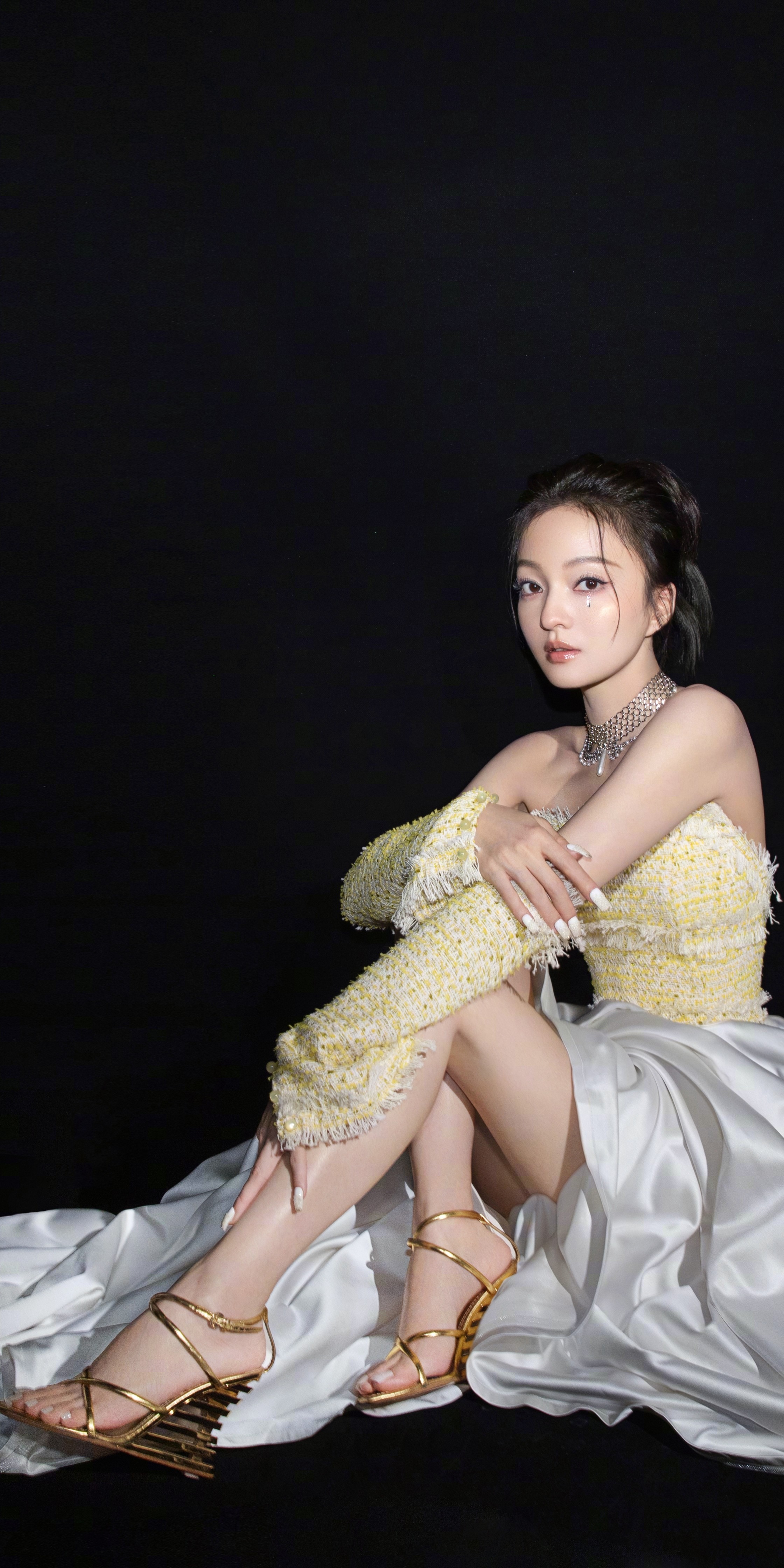 42 岁张韶涵精灵造型惊艳，勾魂腰夺命腿魅力尽显