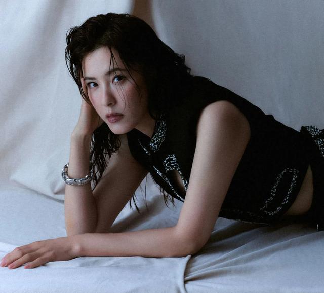 “露腰露背、湿发腮红”,曾黎的47岁正是迷死人的年纪!